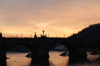 Die Karlsbrücke bei Sonnenuntergang.