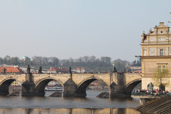 Die Karlsbrücke ist eines der Wahrzeichen Prags.