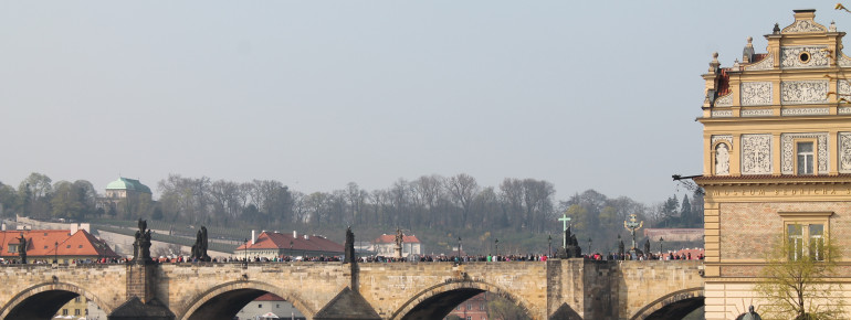 Die Karlsbrücke ist eines der Wahrzeichen Prags.