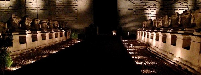 Noch eindrucksvoller wirkt die Anlage, wenn man nachts durch das beleuchtete Gelände wandelt