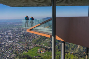 Die Karrenkante ermöglicht einen herrlichen Rundumblick über die Schweizer Berge
