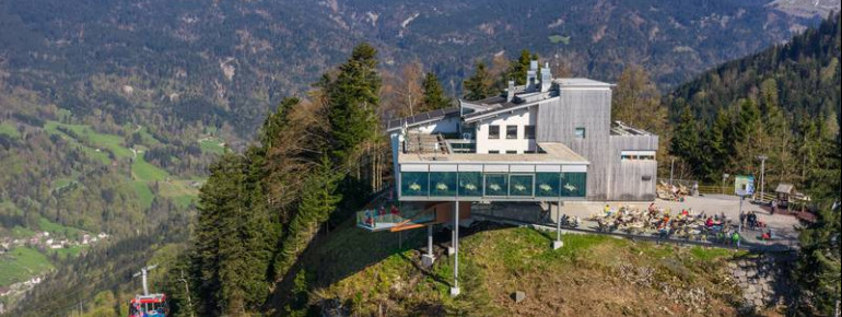 Das Panoramarestaurant mit der darunter liegenden Karren Kante bietet einen tollen Ausblick auf die Stadt Dornbirn.