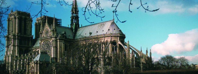 Die Kathedrale von Notre Dame ist im Stil der Gotik errichtet.