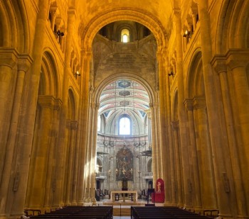 Der Innenraum der Kathedrale von Lissabon.
