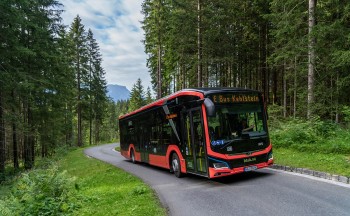 Acht Elektrobusse befördern die Besucher komfortabel über die steile Kehlsteinstraße bis zur Buswendeplatte unterhalb des Kehlsteinhauses.