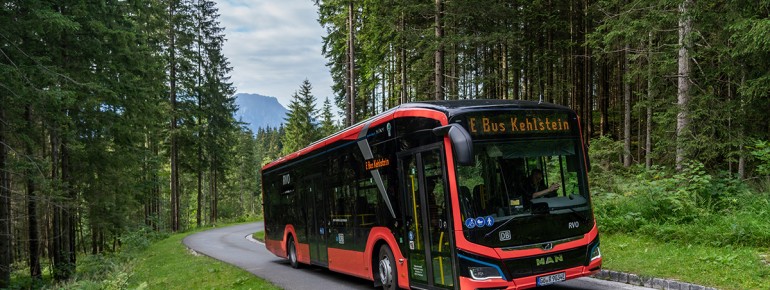 Acht Elektrobusse befördern die Besucher komfortabel über die steile Kehlsteinstraße bis zur Buswendeplatte unterhalb des Kehlsteinhauses.