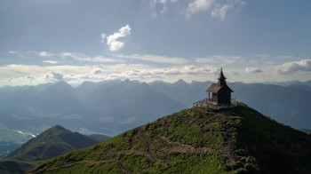 Die Bergkapelle thront majestätisch auf dem Gipfel und überblickt das weite Inntal.