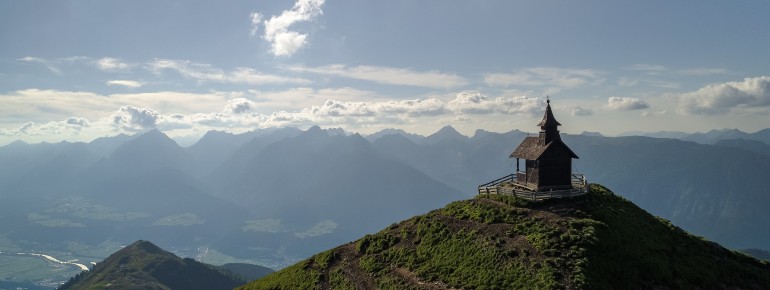 Die Bergkapelle thront majestätisch auf dem Gipfel und überblickt das weite Inntal.