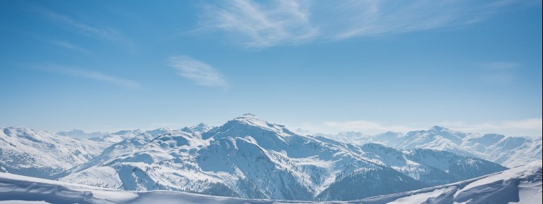 Die Sonne strahlt über die schneebedeckten Gipfel des Kellerjochs und lässt die Winterlandschaft glitzern.