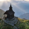 Die ersten Sonnenstrahlen brechen durch die Wolken und tauchen die Kapelle in ein magisches Licht.