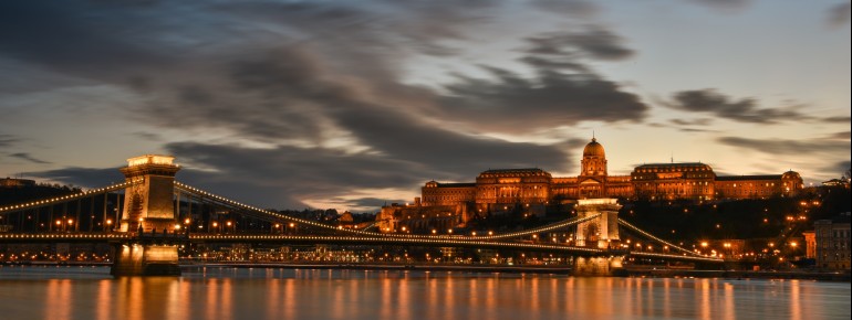 Die Kettenbrücke (Széchenyi Lánchíd) in Budapest verbindet die Stadtteile Buda und Pest über die Donau.