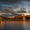 Die Kettenbrücke (Széchenyi Lánchíd) in Budapest verbindet die Stadtteile Buda und Pest über die Donau.