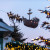 Im Kieler Weihnachtsdorf am Rathausplatz schwebt der Wichtel Kilian mit seiner Kogge, einem Segelschiff, über den Himmel.