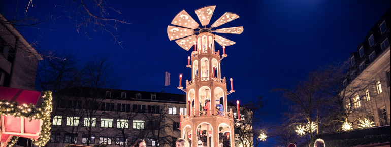 Am Asmus-Bremer-Platz kannst du die 12,5 m hohe Weihnachtspyramide bestaunen.