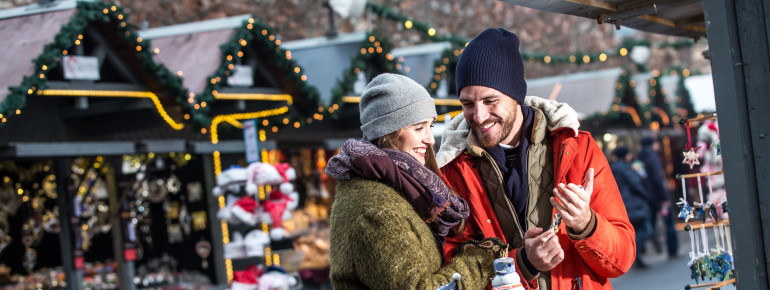 Verkauft wird auch handgemachter Weihnachtsschmuck, wie diese süßen kleinen Schneemänner.