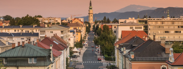 Den 70 Meter hohen Zwiebelturm des Klagenfurter Doms erkennt man schon von weitem.
