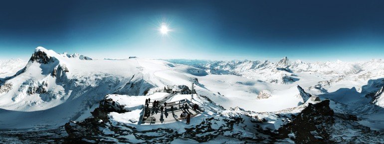 Genieße wundervolle Ausblicke über die Bergwelt.