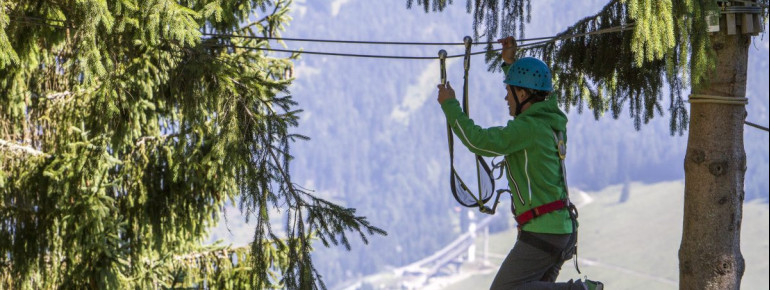 Der auf 1400 Metern Höhe gelegene Kletterwald bietet tolle Aussichten ins Tal.