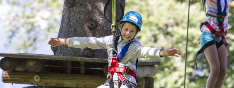 Mit dem Flying Fox geht es rasant zum Boden.