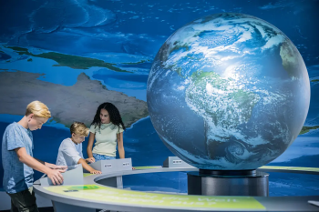 In der KLIMA ARENA entdecken Besucher an der Weltkugel, wie sich der Klimawandel weltweit auswirkt.