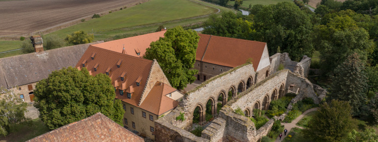 Das Kloster und Kaiserpfalz Memleben besteht aus dem Museumskomplex, dem Klostergarten und der Ruine der Marienkirche.