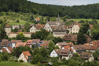 Die Anlage ist eines der besterhaltenen Zisterzienserklöster in Süddeutschland und liegt idyllisch in einem Tal.