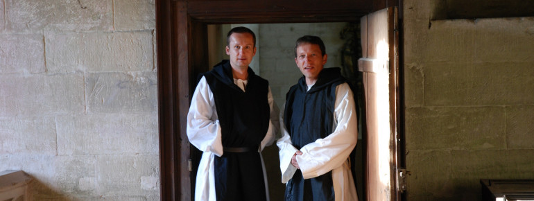 Die Mönche Aurelius und Bernardus aus dem Kloster Bebenhausen klären bei einer Zeitreise in das Jahr 1528 handfeste Alltagsfragen.