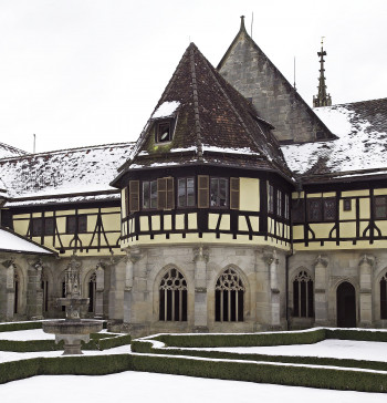 Ansicht des verschneiten Brunnenhauses im Kreuzgang des Klosters.