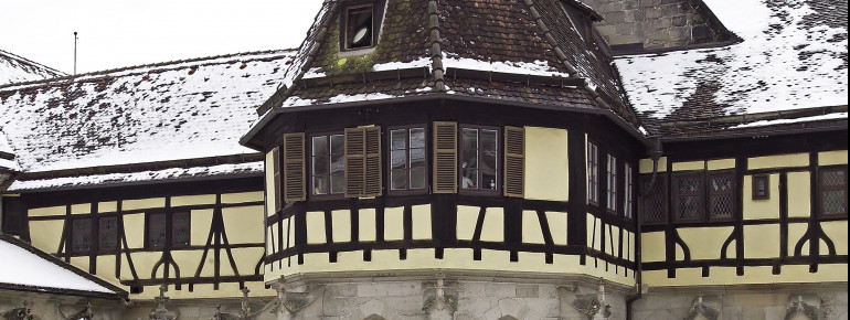 Ansicht des verschneiten Brunnenhauses im Kreuzgang des Klosters.