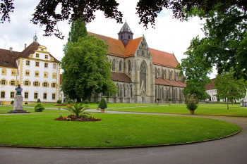 Außenansicht der gotischen Kirche