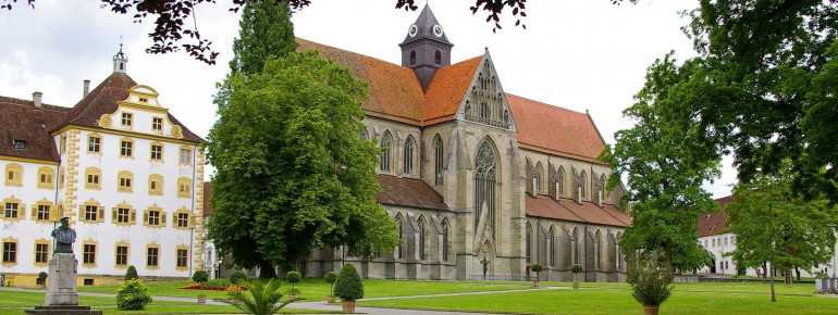Außenansicht der gotischen Kirche