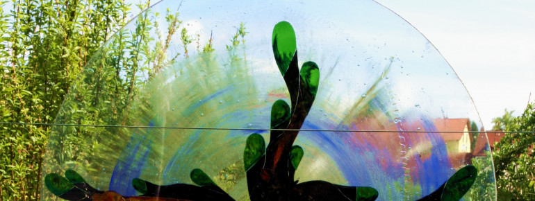 Im Klostergarten kann man moderne Glaskunst bestaunen