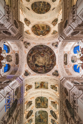 Beeindruckende Malereien an der Decke der Basilika.