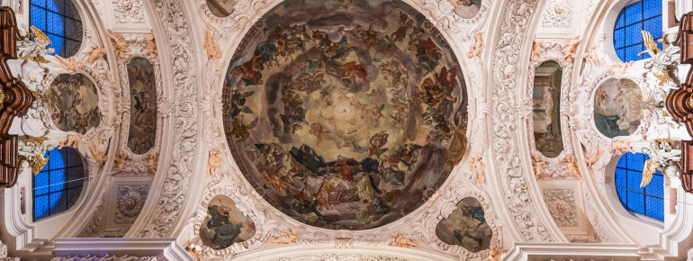 Beeindruckende Malereien an der Decke der Basilika.