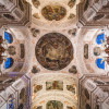 Beeindruckende Malereien an der Decke der Basilika.
