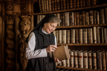 Auch für die Äbtissin gehört die Bibliothek zu den schönsten Räumen des Klosters.