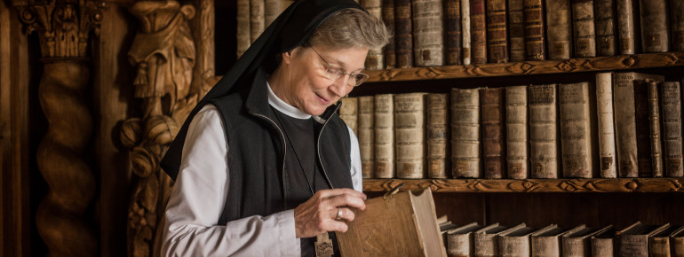 Auch für die Äbtissin gehört die Bibliothek zu den schönsten Räumen des Klosters.