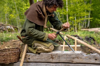 Mit Werkzeug wie anno dazumal wurden unter anderem die Holzbalken für die Scheune bearbeitet.
