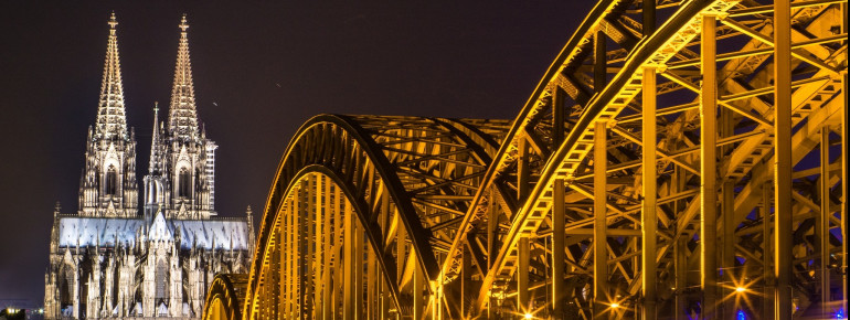 Der nächtliche Dom an der Hohenzollernbrücke.