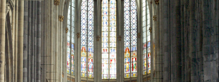 Beeindruckende Glasmalereien zieren die Fenster des Doms.