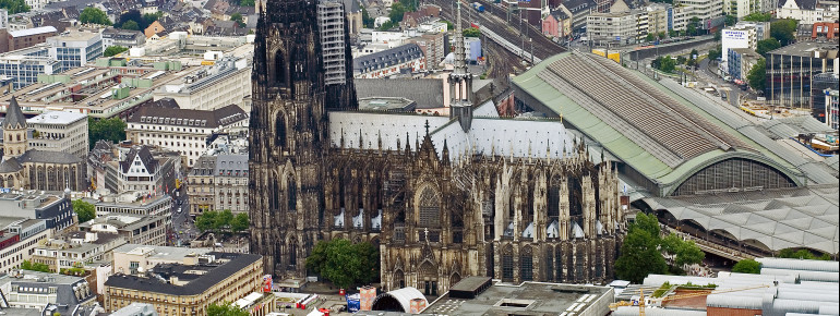 Der Kölner Dom liegt mitten in der Stadt. Fünf Gottesdienste werden dort täglich gefeiert.
