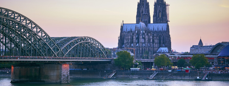 Der Kölner Dom liegt nur 250 Meter vom Rheinufer entfernt.