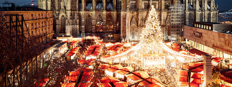 Der Weihnachtsmarkt findet mit seinen 150 Buden direkt vor der Kulisse des Doms statt.