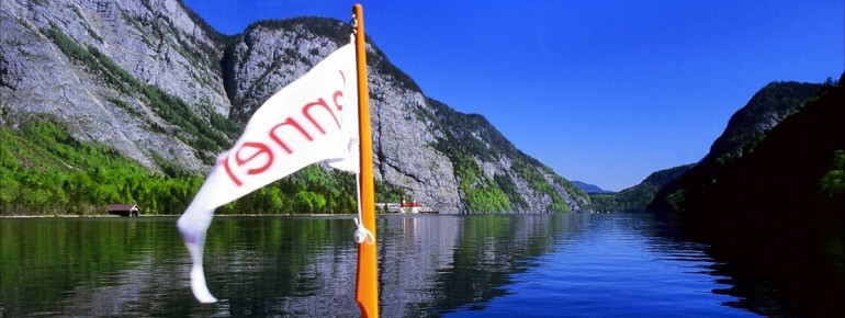 St. Bartholomä am Westufer ist nur per Schiff erreichbar.