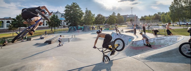 Im Skatepark treffen sich Sportbegeisterte und Schaulustige.