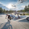 Im Skatepark treffen sich Sportbegeisterte und Schaulustige.