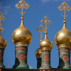 Die goldenen Kuppeln der Mariä-Gewandniederlegungs-Kirche leuchten im Sonnenlicht.