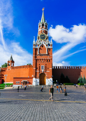 Die Mauern des Kremlins sind einige hundert Jahre alt.