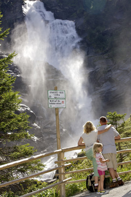 Besucher können den Wasserfällen ganz nah kommen.