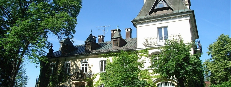 In der Villa von Poschinger (1880) befindet sich das heutige Glasmuseum.